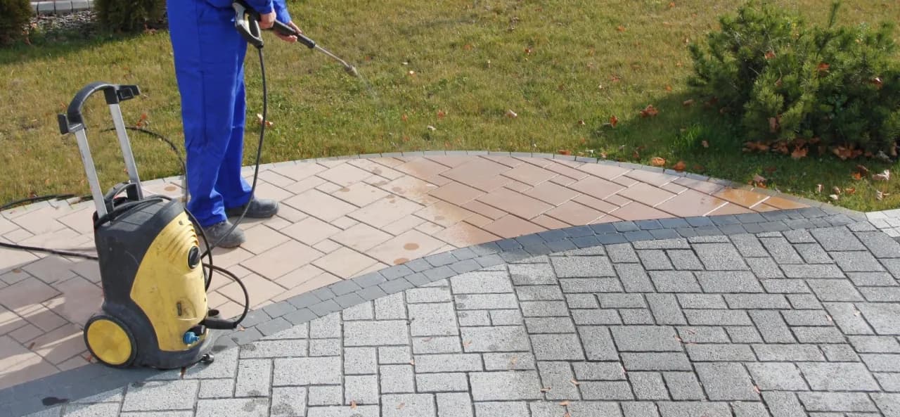 Skuteczne sposoby na czyszczenie kostki brukowej z mchu bez wysiłku