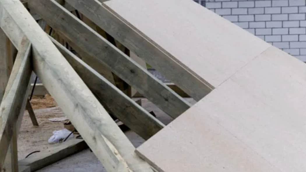 Czy pod płytę OSB dawać folię? Ochrona przed wilgocią i szkodnikami