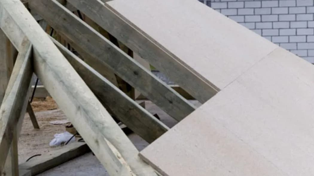 Czy pod płytę OSB dawać folię? Ochrona przed wilgocią i szkodnikami