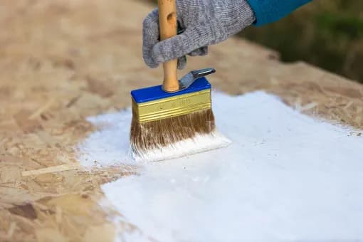 Jak i czym malować płyty OSB, aby uniknąć błędów i uzyskać trwałe efekty