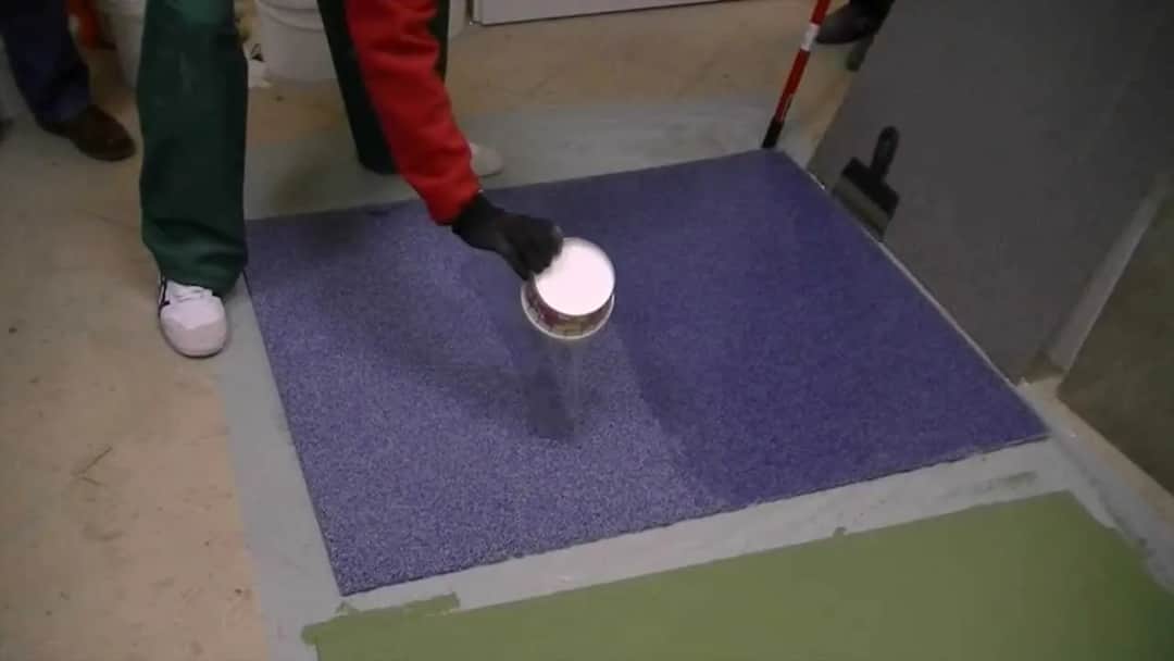 Jak zrobić podłogę z żywicy samodzielnie – krok po kroku bez błędów