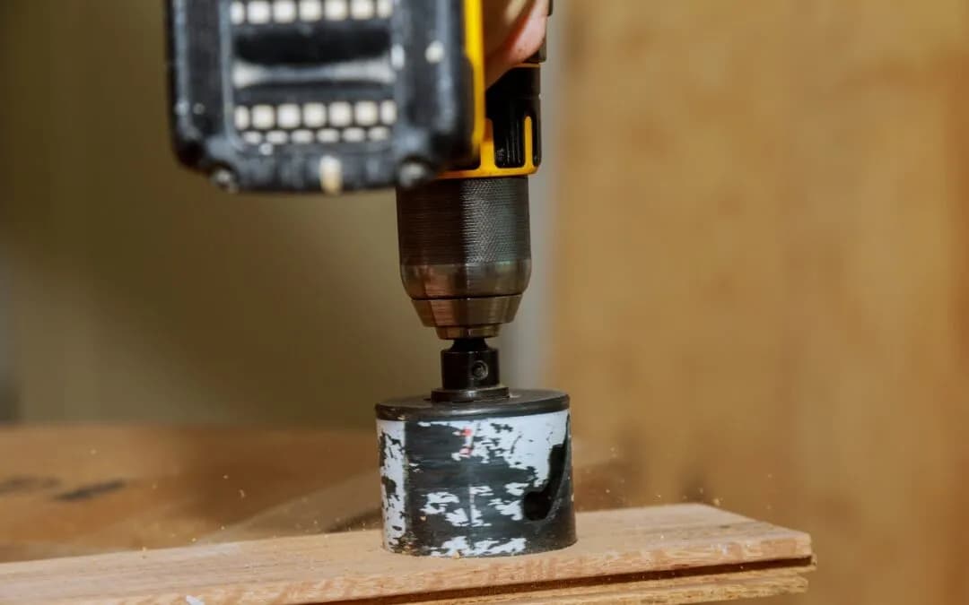 Jak prawidłowo założyć otwornicę na wiertarkę i uniknąć błędów – krok po kroku