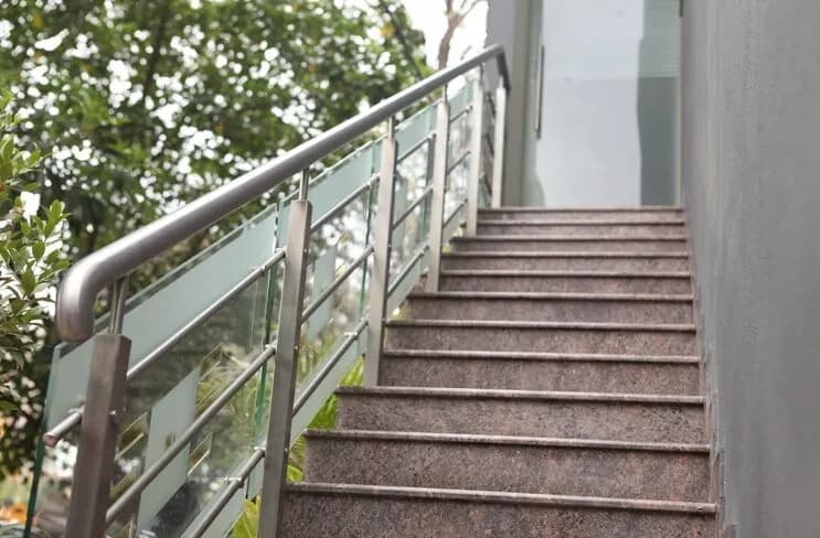 Co ile słupek balustrady? Kluczowe odległości dla bezpieczeństwa