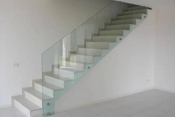 Jakie szkło na balustrady wewnętrzne wybrać? Porównanie typów, zalet i praktycznych wskazówek